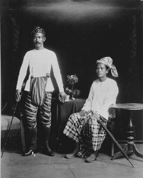 ၁၉၀၅ ခုနစ် ဝန်းကျင်က အထာကျကျ ဝတ်ဆင်ထားသော ရန်ကုန်မှ လူကြီးမင်းများ