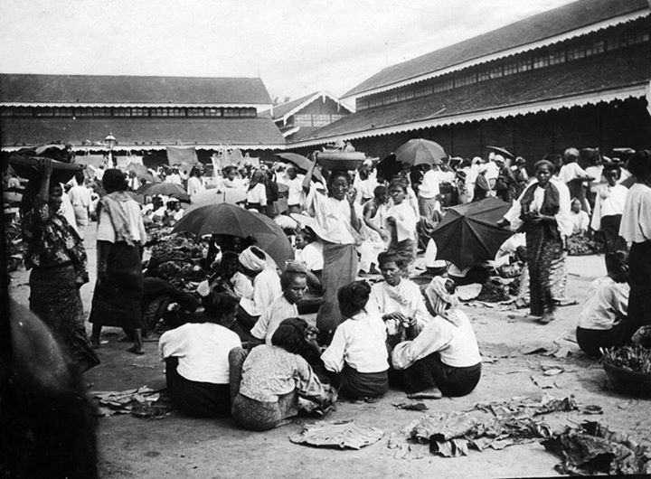 နေပြည်တော် မပေါ်ပေါက်မီ ၁၉၀၀ ပြည့်နှစ် ဝန်းကျင်က ပျဉ်းမနားမြို့၏ ဈေး။ 