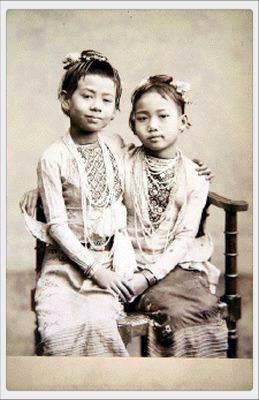 ၁၉၀၀ ပြည့်နှစ် ဝန်းကျင် မြန်မာသမီးငယ်နှစ်ဦး။