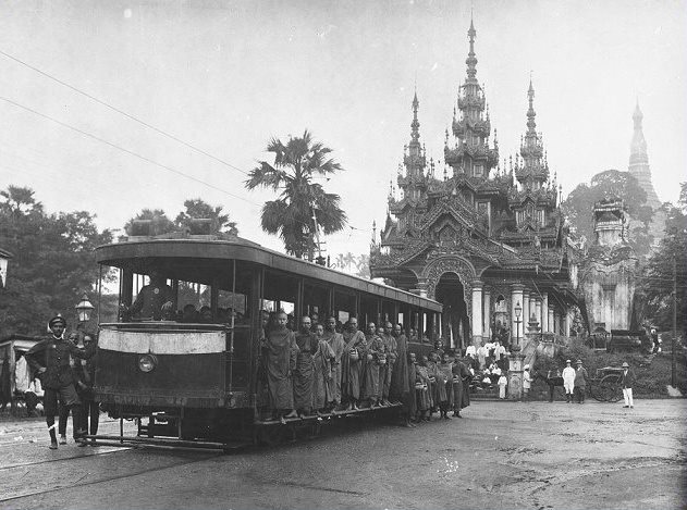 ၁၉၀၅ ခုနှစ်ဝန်းကျင်က ရွှေတိဂုံဘုရားမှ ကမ်းနားလမ်းသို့ ဆယ်မိနစ်အတွင်း ရောက်ရှိနိုင်သည်။