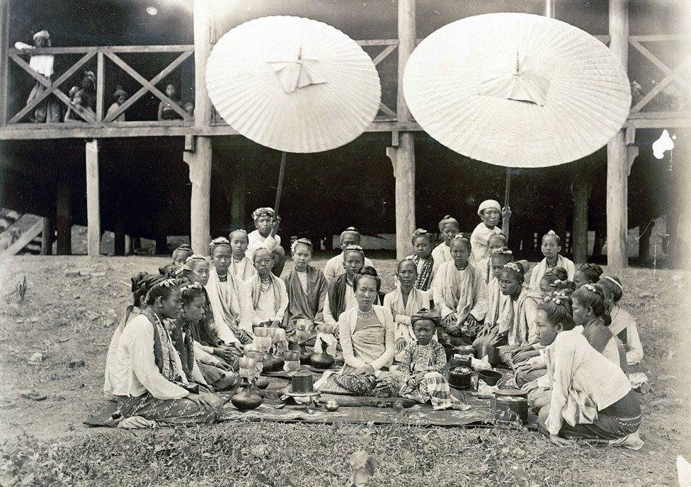 The wife and son of the Sawbwa of Wuntho in 1890 with family and retainers