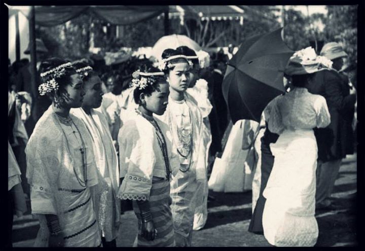 ၁၉၀၆ ခုနှစ်တွင် ဆူးလေဆိပ်ခံတံတား၌ တွေ့ရသော မြန်မာအမျိုးသမီးများ