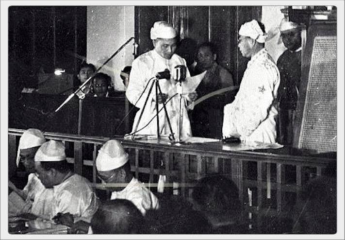 Thakin Nu sworn in as the first Prime Minister by the first President Sao Shwe Thaik of Yawnghwe